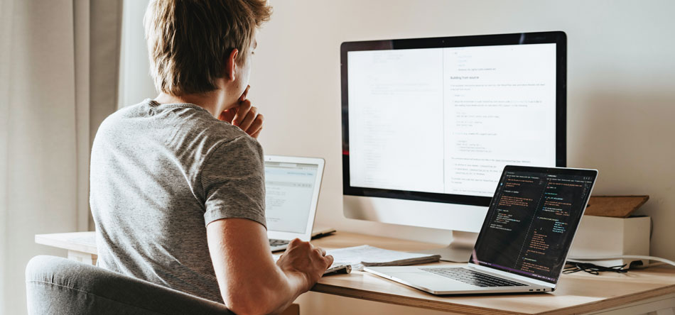 Guy-sittig-in-front-of-computer