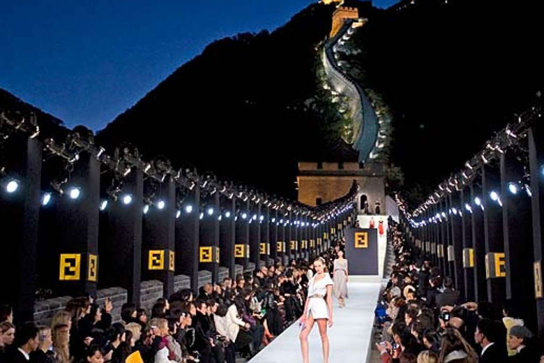 In 2007 the legendary show of the Fendi collection at the top of the Great Wall of China